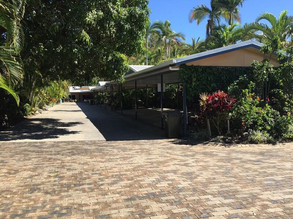 Lazy Lizard Motor Inn Port Douglas Exterior photo