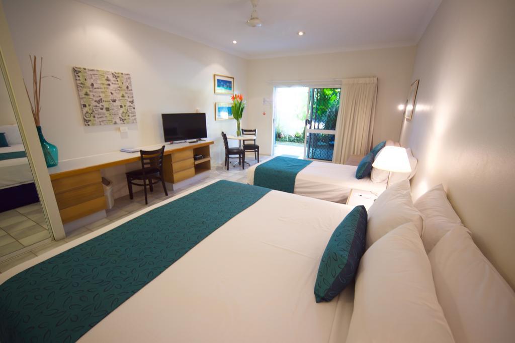 Lazy Lizard Motor Inn Port Douglas Exterior photo