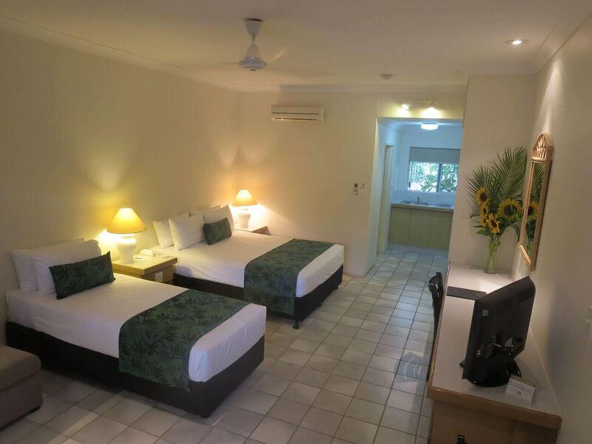 Lazy Lizard Motor Inn Port Douglas Exterior photo