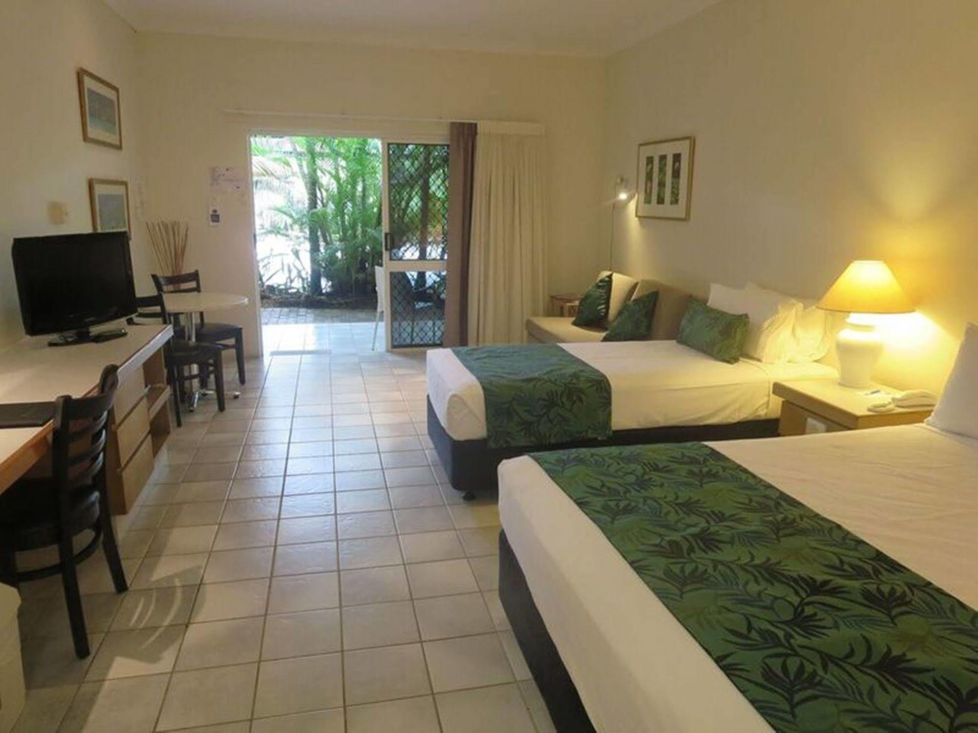 Lazy Lizard Motor Inn Port Douglas Exterior photo